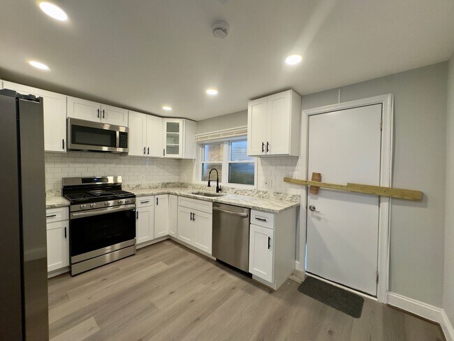 Building Photo - Fully-Renovated 3 Bedroom/2.5 Bathroom with In-Unit Laundry near Highlandtown, Baltimore, MD!