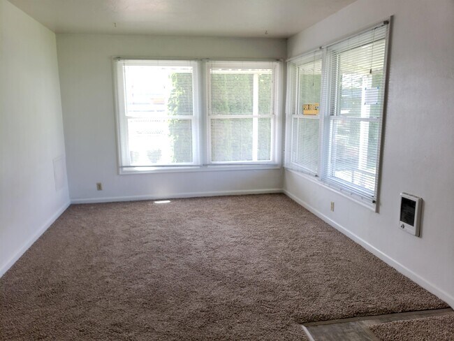 Building Photo - 8125 NE Mallory Ave