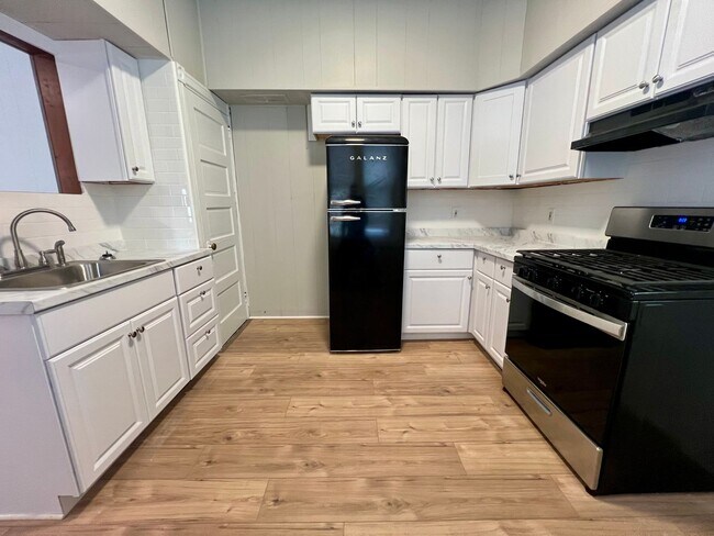 Building Photo - Stunning 3-Bedroom Townhome in Norristown! Available NOW!