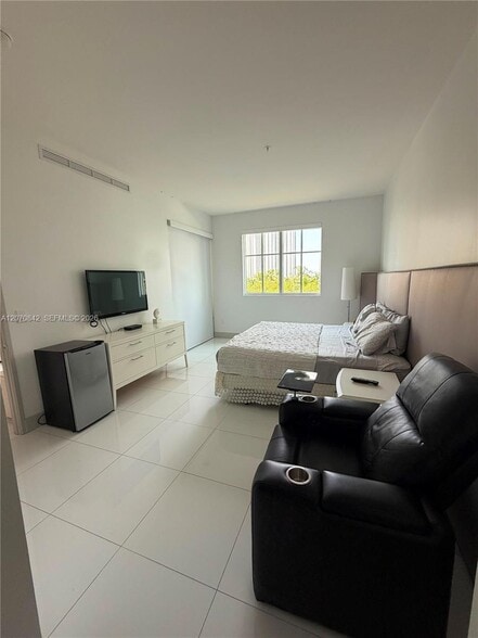 Building Photo - 150 Sunny Isles Blvd