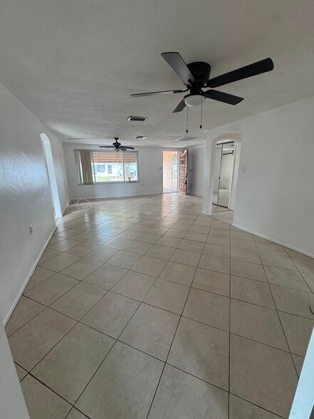 Building Photo - 7725 Bloomfield Dr