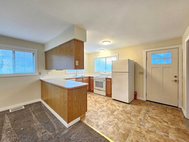 Building Photo - $1,650 - 2 Bed / 1 Bath Spacious House in Latah Valley Neighborhood