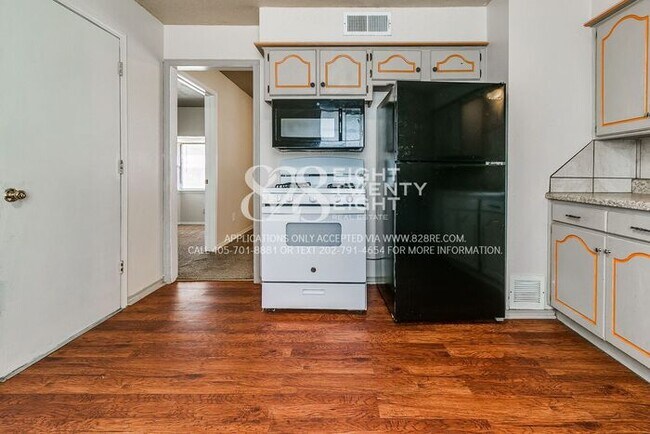 Building Photo - *COMING SOON!* 3 Bedroom/1 Bath Single Fam...