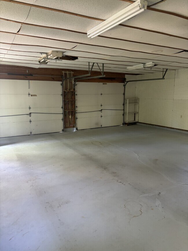 Building Photo - 545 Roselawn Dr