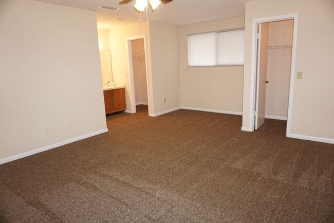 Building Photo - 2 bedroom townhome near NAS