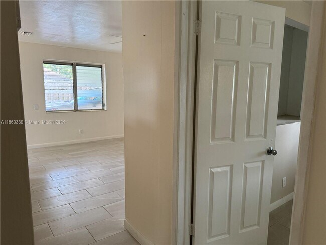 Building Photo - 6111 NW 43rd Ave