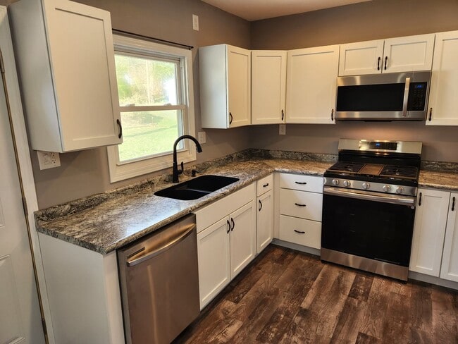 Building Photo - Remodeled 3-4 bedroom 2 bath house