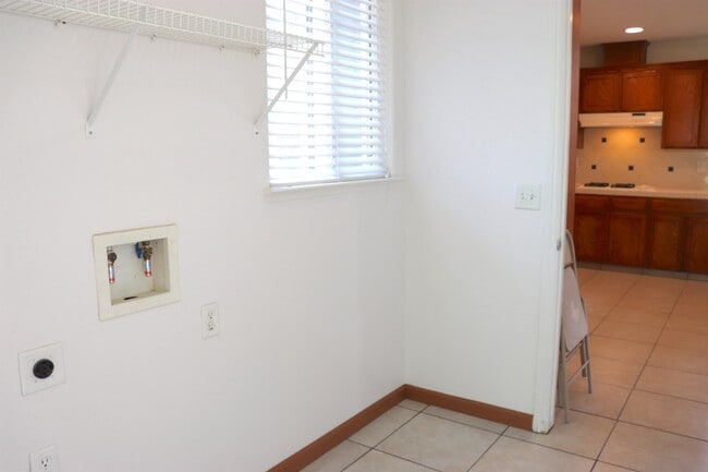 Building Photo - 2346 E Early Ave