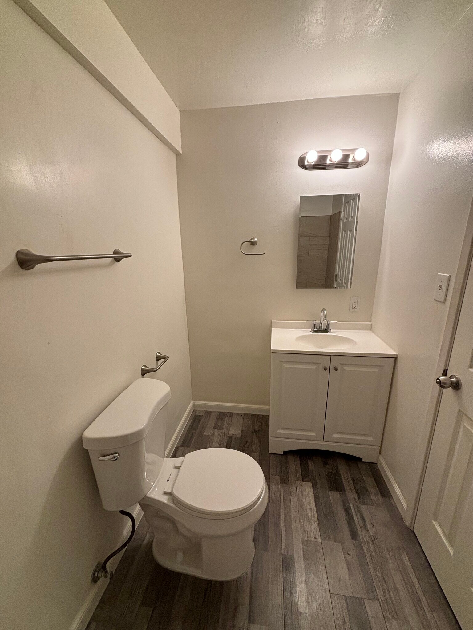 Building Photo - 463 W Ramona Dr