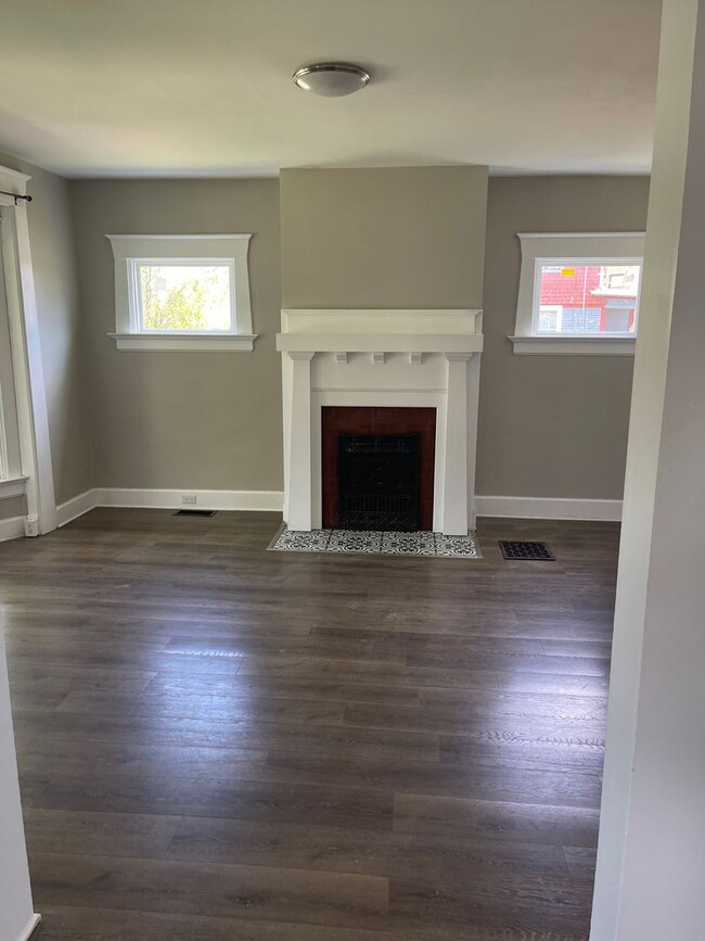 Building Photo - 3 Bedroom 2 full bath home available now.