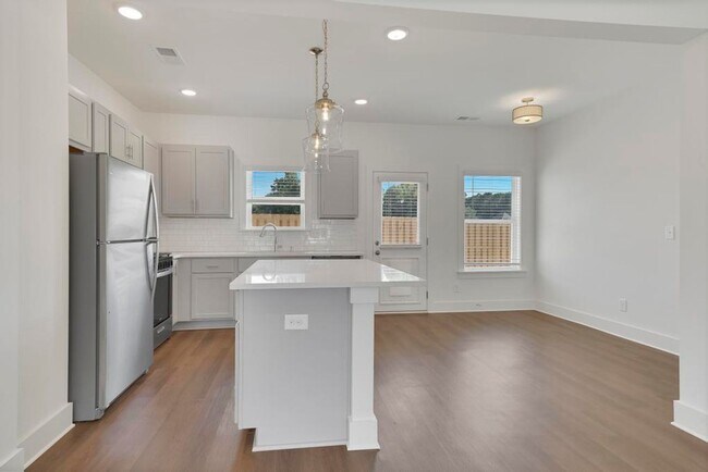 Building Photo - Spacious 3 Bedroom House with Primary Suite on Main Level