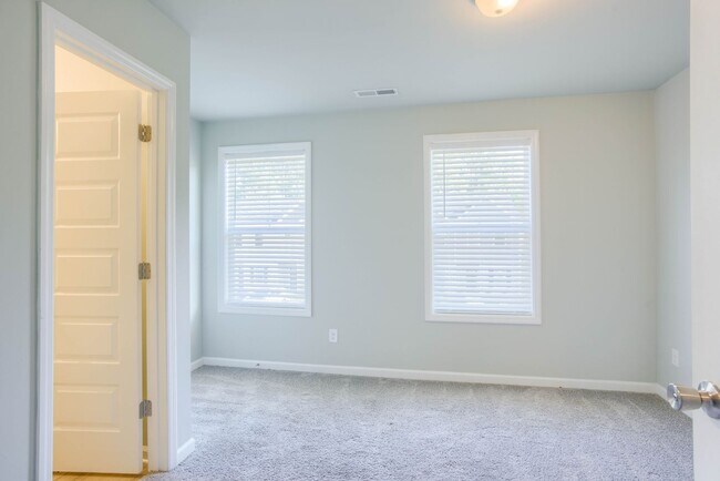 Building Photo - Charming 2-Bed, 2.5-Bath Townhome