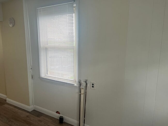 Building Photo - RARE CARSON LANE DUPLEX AVAILABLE