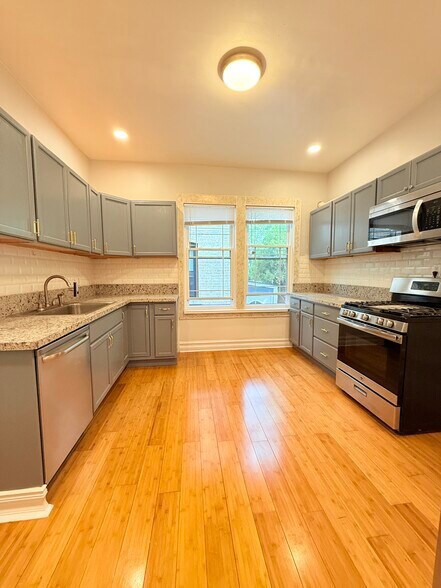 Building Photo - 3255 N Kenneth Ave
