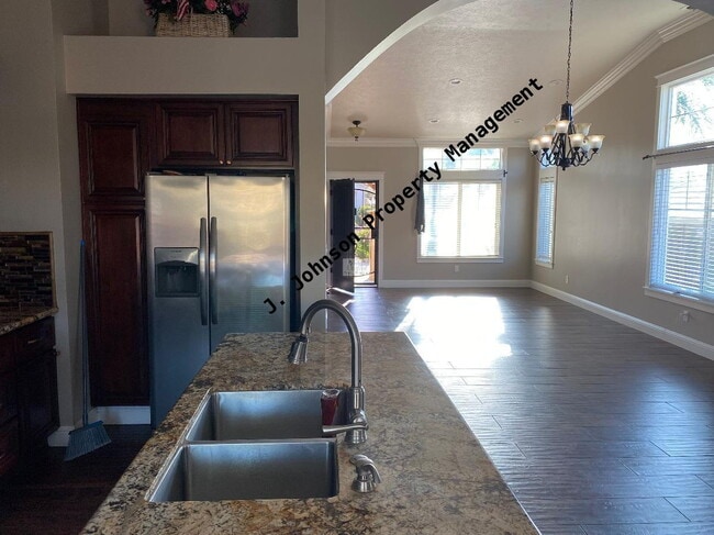 Building Photo - Beautiful 4 bed 2 bth home