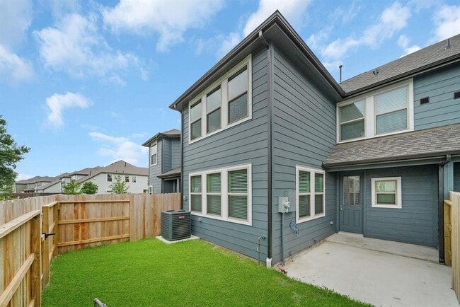Building Photo - 5606 Hyde Park Dr