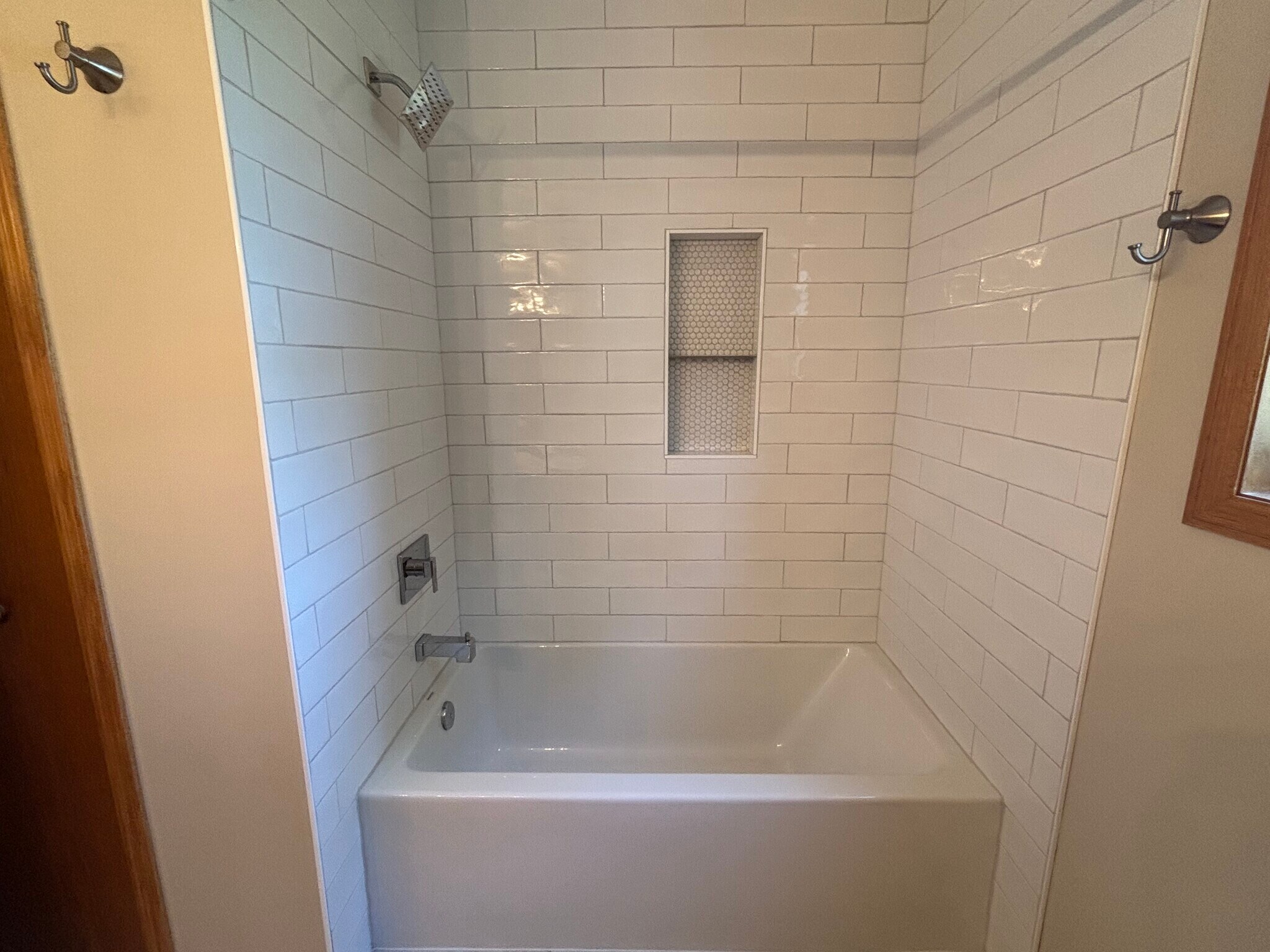 Main bathroom tub/shower - 309 Evergreen Dr