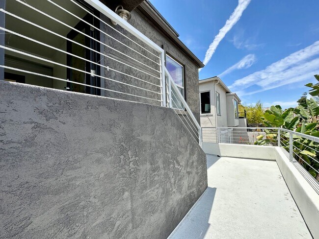 Building Photo - North Park/Hillcrest- Modern and Spacious 2 Bedroom with 2 Car Garage, Washer/Dryer and AC.