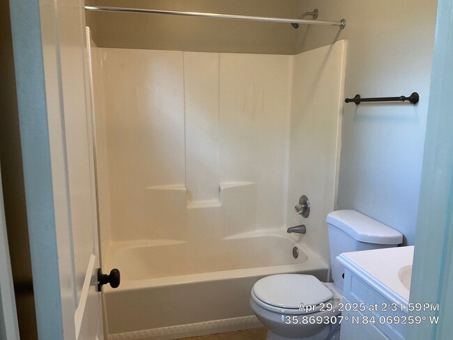 Building Photo - 3 Bedroom / 2.5 Bath House Available Now