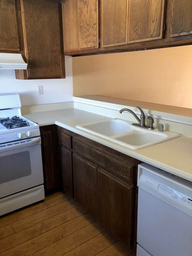 Building Photo - Nantucket Village Condo with Community Pool!