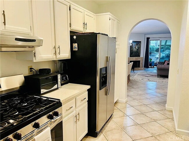 Building Photo - "Charming 2-Bedroom Haven in Santa Ana – Your Ideal Retreat Awaits!"