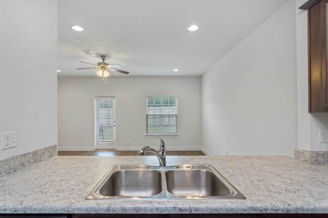 Building Photo - 173 Iron Horse Dr E
