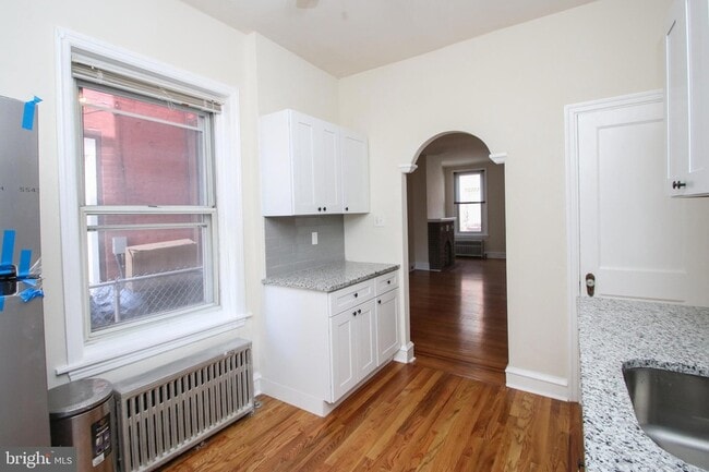 Building Photo - 832 Mercer St