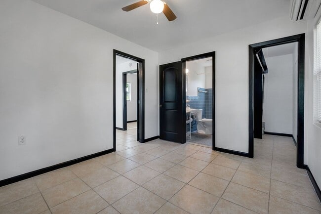Building Photo - Convenient & Comfortable 1/1 – Updated and...