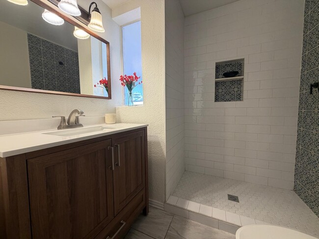 Building Photo - 1244 E Susan Ln