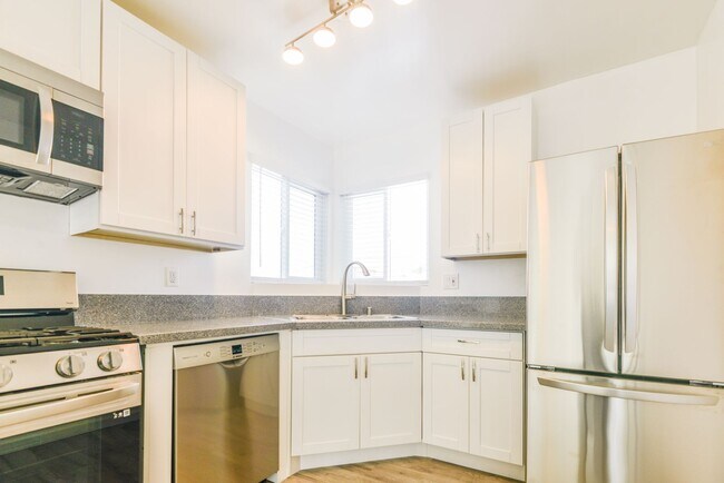 Building Photo - Ocean Avenue Duplex