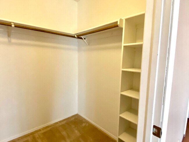 Building Photo - $2,450 Audubon & Friant 3 bed, N Bond, Fresno