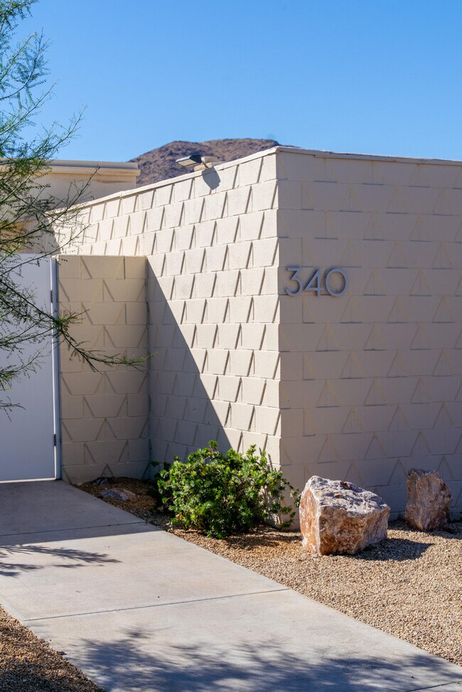 Building Photo - 340 Desert Lakes Dr