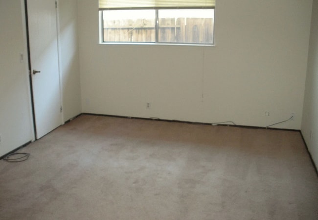 Building Photo - 2 Bed 2 Bath Duplex!