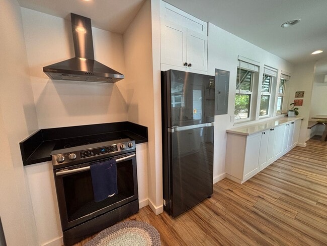 Building Photo - Available Now! 3 BED, 2 BATH HOME w/ UTILI...