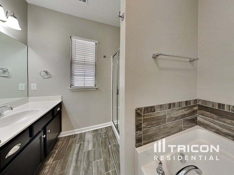 Building Photo - 1050 Paddock Park Cir