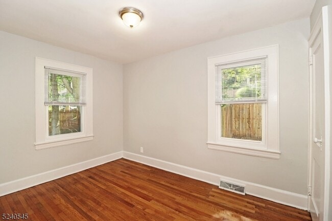 Building Photo - 10 Cedar Ln