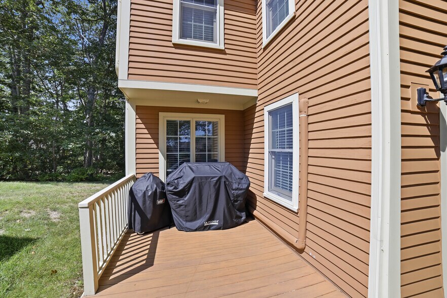 Gas and charcoal Grilles - 3 Rosewood Ln