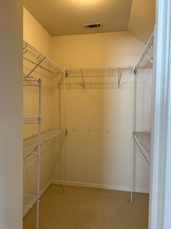 Building Photo - Price & Location!