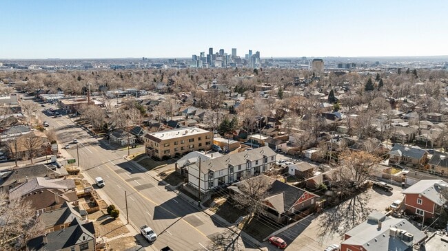 Building Photo - Charming 3 Bedroom Townhome in Highlands Neighborhood