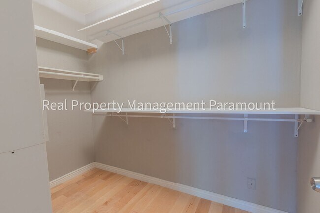 Building Photo - Don't miss out! 2 Bed 2 bath ready to go!