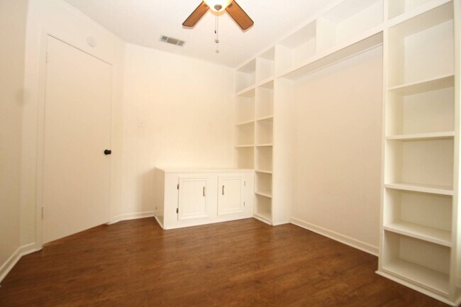 Building Photo - 3205 Tallwood Dr