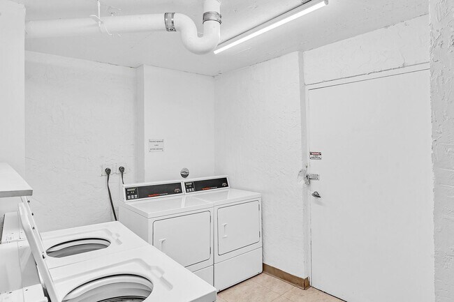 Building Photo - 525 N Ocean Blvd