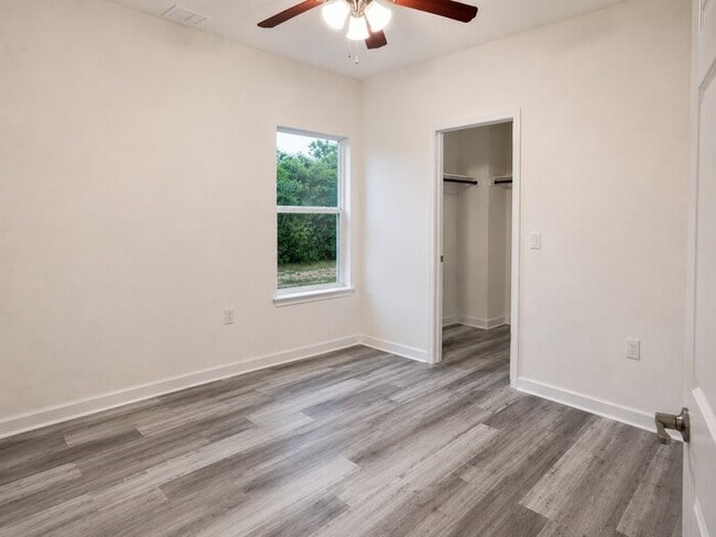 Building Photo - 4/2/2-AVAILABLE OCTOBER