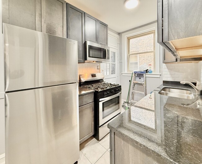 Building Photo - 6306 N Leavitt St