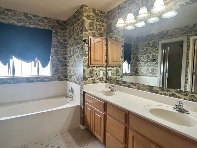 Building Photo - Gorgeous 3 Bed 2 Bath In Edmond