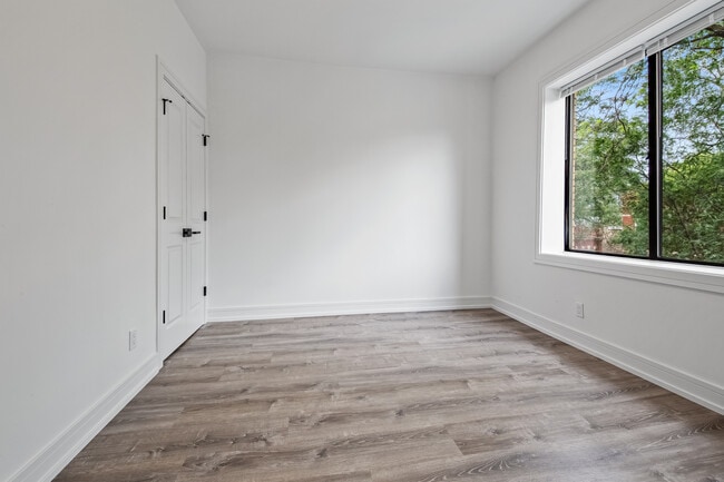 Building Photo - 1133 W Addison St