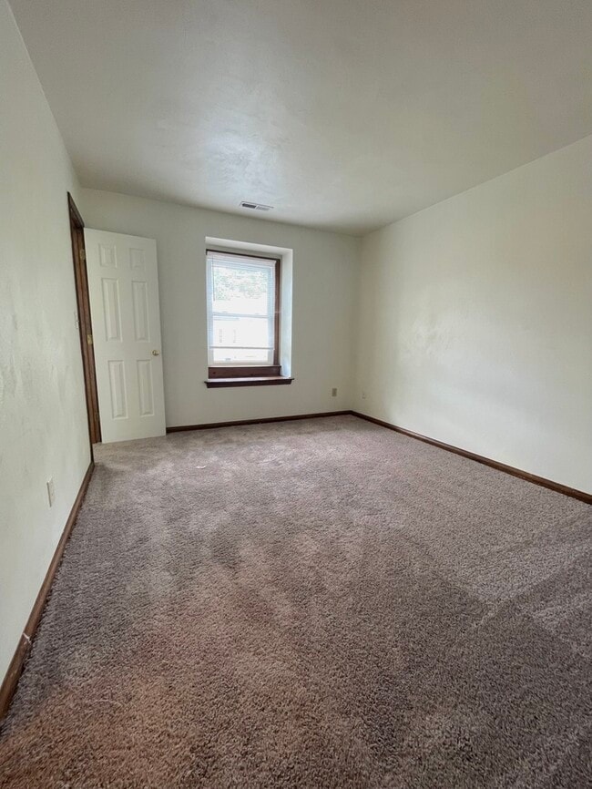 Building Photo - Charming 3-Bedroom, 1.5-Bathroom Townhome ...