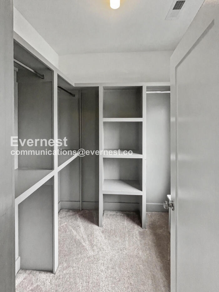 Building Photo - 2209 15th Ave N