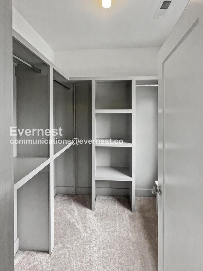 Building Photo - 3 Bed/2.5 Bath with Fenced Yard / Pet-Friendly / Available Now!