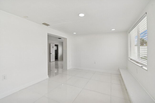 Building Photo - 455 81st Ave